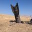 Fotogaleria Un hombre posa para una foto junto a un cohete caído, medio enterrado en el suelo, en las afueras de Jericó, tras los ataques de Irán y de los rebeldes hutíes, respaldados por Irán