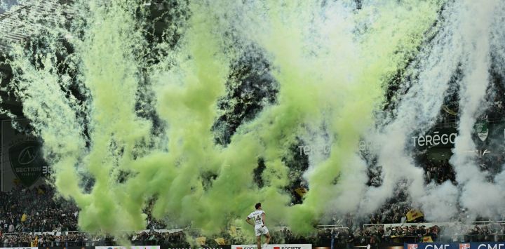 El ala francés del Montauban, Jean Seux, participa en el calentamiento mientras se eleva humo verde antes del partido de rugby Top 14 francés entre la Section Paloise Bearn Pyrenees (Pau) y el US Montauban en el Stade du Hameau en Pau, al suroeste de Francia.