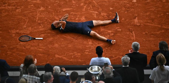 El alemán Alexander Zverev celebra tras ganar la final individual masculina del Abierto de Francia contra el italiano Flavio Cobolli en la jornada 15 del torneo, disputada en la pista Philippe-Chatrier del complejo Roland-Garros de París.