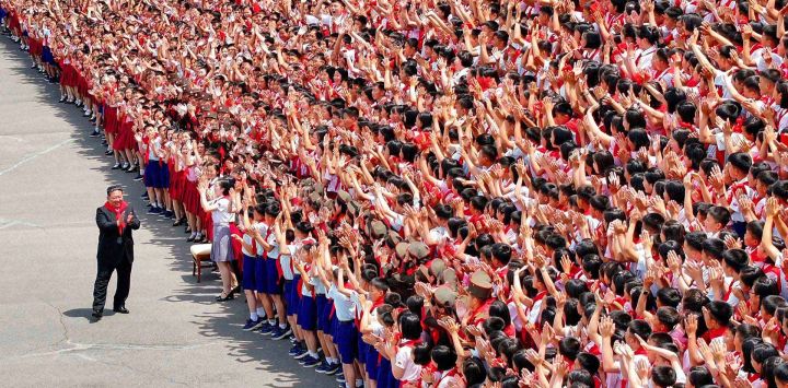 Esta fotografía, tomada y publicada por la Agencia Central de Noticias de Corea del Norte (KCNA) a través de KNS, muestra al líder norcoreano Kim Jong Un asistiendo a la celebración del 80 aniversario de la fundación de la Unión de Niños Coreanos en el Estadio Kim Il-sung en Pyongyang.