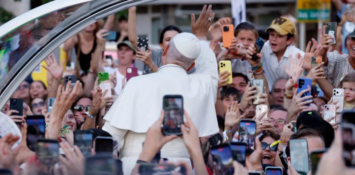 El papa León XIV saluda a la gente de camino a la Plaza de Lima de Madrid, donde dirigirá una vigilia de oración con jóvenes. El papa León XIV visita España del 6 al 12 de junio, con paradas en Madrid, Barcelona y las Islas Canarias, donde se reunirá con migrantes y organizaciones dedicadas a ayudarlos.