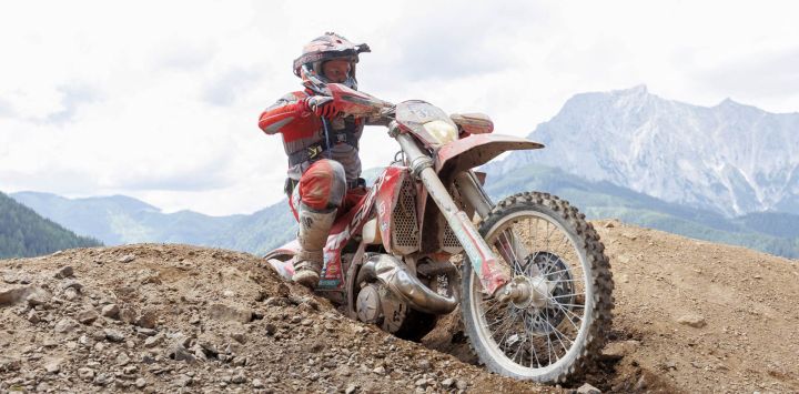 El piloto austriaco Markus Assmairider compite en su motocicleta durante el evento Red Bull Hare Scramble, que forma parte del Erzbergrodeo en Eisenerz, Austria.