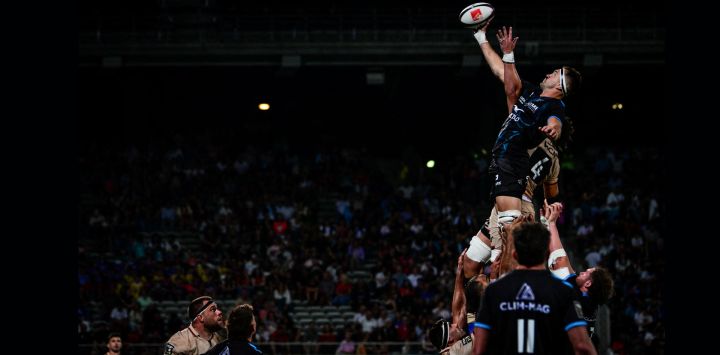 El segunda línea francés del Montpellier, Florian Verhaeghe, atrapa el la pelota tras un saque de banda durante el partido de rugby Top 14 francés entre el Lyon Olympique Universitaire Rugby y el Montpellier Herault Rugby en el estadio Gerland de Lyon, en el centro-este de Francia.