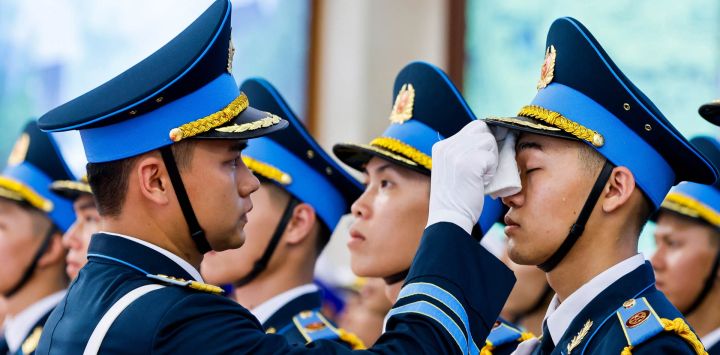 Guardias de honor vietnamitas se preparan para la ceremonia de bienvenida del primer ministro camboyano Hun Manet en la sede del gobierno en Hanói.