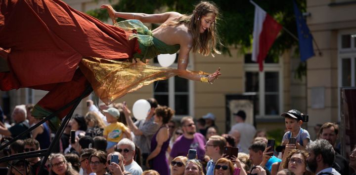Imagen de un artista con disfraz temático participante en el quinto Desfile de las Sirenas de Varsovia, en Varsovia, Polonia.