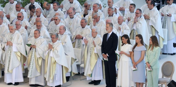 (De derecha a izquierda) La princesa Sofía, la princesa heredera Leonor, la reina Letizia y el rey Felipe VI asisten a la Santa Misa oficiada por el papa León XIV en la Plaza de Cibeles de Madrid. El papa León XIV visita España del 6 al 12 de junio, con paradas en Madrid, Barcelona y las Islas Canarias, donde se reunirá con migrantes y organizaciones dedicadas a ayudarlos.