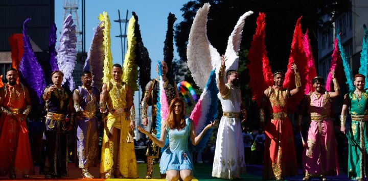 Los asistentes participan en el 30º Desfile del Orgullo LGBT en São Paulo, Brasil.