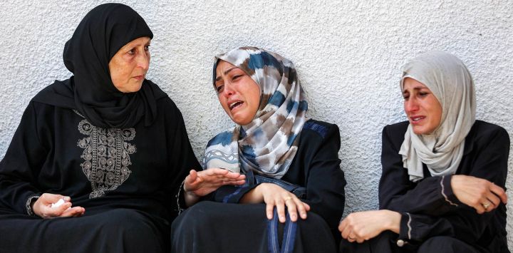 Los dolientes reaccionan durante el funeral del palestino Abdullah Qaddoum y su hija Maryam, de cinco años, quienes murieron el día anterior tras un bombardeo israelí contra el refugio Rimal para desplazados por la guerra, en el Hospital Shifa de la ciudad de Gaza. El servicio de defensa civil de Gaza informó que los ataques israelíes causaron la muerte de 10 personas, y el ejército israelí afirmó que uno de los fallecidos era un "comandante de una célula terrorista" de Hamás. Israel y Hamás se acusan mutuamente de violaciones casi diarias de la tregua destinada a detener la guerra en Gaza, que se desencadenó por el ataque de Hamás contra Israel el 7 de octubre de 2023.