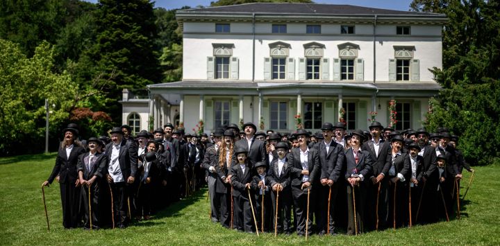 Personas disfrazadas de "El Vagabundo" posan para una fotografía junto al Manoir de Ban, la última residencia del director de cine y actor inglés Charlie Chaplin, durante un evento para celebrar el décimo aniversario del museo Chaplin's World en Corsier-sur-Vevey, al oeste de Suiza. Unas 429 personas participaron en el evento.