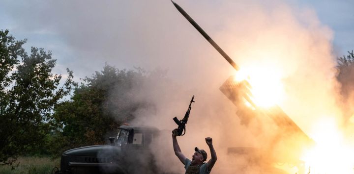En esta fotografía distribuida y publicada por el servicio de prensa de la 93.ª Brigada Mecanizada Independiente Kholodnyi Yar de las Fuerzas Terrestres Ucranianas, un soldado ucraniano reacciona mientras un sistema de lanzamiento múltiple de misiles BM-21 'Grad' dispara contra posiciones rusas en un lugar no revelado cerca de Kostyantynivka, región de Donetsk, en medio de la invasión rusa de Ucrania.