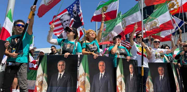 Varias personas ondean banderas estadounidenses e iraníes prerrevolucionarias mientras protestan contra el régimen iraní frente al Estadio de Los Ángeles (anteriormente conocido como Estadio SoFi) en Inglewood, California, antes del inicio de la Copa Mundial de la FIFA 2026. Irán tiene previsto debutar en el Grupo G contra Nueva Zelanda en Los Ángeles el 15 de junio, antes de enfrentarse a Bélgica en la misma ciudad y posteriormente a Egipto en Seattle.
