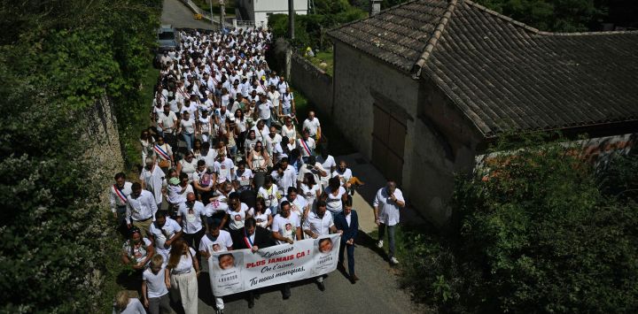 Varias personas participaron en una marcha silenciosa en homenaje a Lyhanna, una niña de 11 años hallada muerta tras haber sido reportada como desaparecida desde el 29 de mayo de 2026 en Fleurance, al suroeste de Francia. La indignación estalló en Francia tras revelarse que el principal sospechoso, Jerome B., un hombre de 41 años y padre de dos hijos, había sido acusado repetidamente de abusar sexualmente de menores, pero no se tomaron medidas para proteger a otras víctimas. La inscripción en las camisetas decía: "¡Nunca más!".
