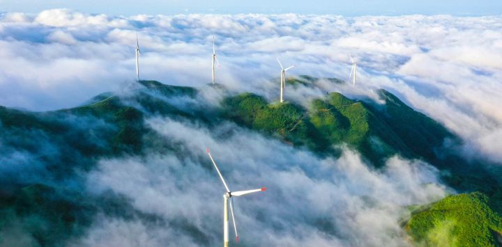 Vista aérea tomada con un dron del paisaje de un mar de nubes tras la lluvia, en el municipio yao de Tashan, en la ciudad de Changning, en la provincia de Hunan, en el centro de China.