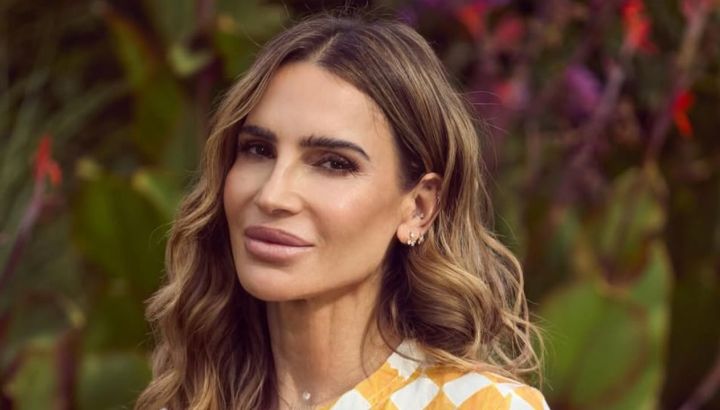 María Vázquez reinventa la pollera pantalón con su look total denim y botas