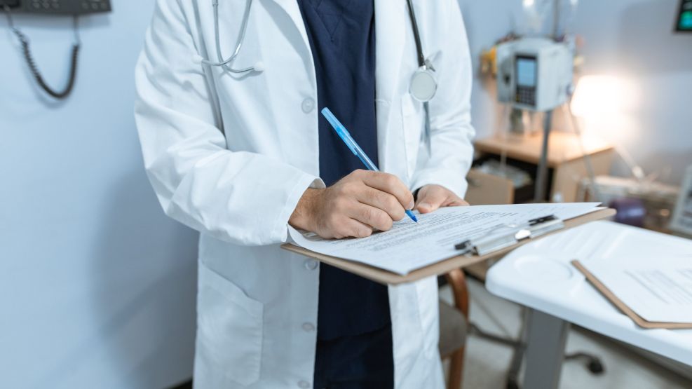 Advierten por la hospitalización de niños por riesgo de suicidio 