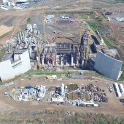 La nueva central se construye sobre el brazo Aña Cuá del río Paraná y contará con tres turbinas de 90 MW cada una, que aportarán 270 MW adicionales al Complejo Hidroeléctrico Yacyretá. 