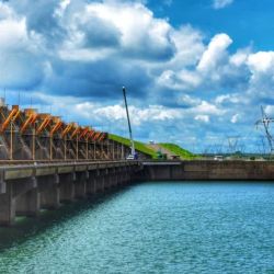 La nueva central se construye sobre el brazo Aña Cuá del río Paraná y contará con tres turbinas de 90 MW cada una, que aportarán 270 MW adicionales al Complejo Hidroeléctrico Yacyretá. 