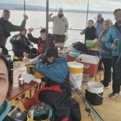 Los pescadores de las categorías mayores y seniors competirán embarcados en botes con tres integrantes por embarcación, mientras que las categorías damas y cadetes lo harán desde balsas, disputando dos turnos de 90 minutos cada uno. Los equipos estarán conformados por ocho pescadores en mayores y cuatro integrantes en damas, cadetes y seniors.