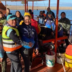 Los pescadores de las categorías mayores y seniors competirán embarcados en botes con tres integrantes por embarcación, mientras que las categorías damas y cadetes lo harán desde balsas, disputando dos turnos de 90 minutos cada uno. Los equipos estarán conformados por ocho pescadores en mayores y cuatro integrantes en damas, cadetes y seniors.