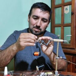 Las capacitaciones incluyen clínicas de Fly Cast, talleres de atado de moscas, cursos de entomología aplicada, lectura de aguas, seguridad en ambientes naturales y conceptos vinculados a la ética y conservación de los recursos pesqueros. 