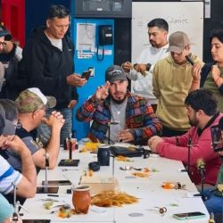 Las capacitaciones incluyen clínicas de Fly Cast, talleres de atado de moscas, cursos de entomología aplicada, lectura de aguas, seguridad en ambientes naturales y conceptos vinculados a la ética y conservación de los recursos pesqueros. 