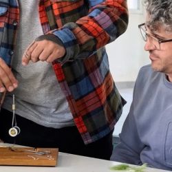 Las capacitaciones incluyen clínicas de Fly Cast, talleres de atado de moscas, cursos de entomología aplicada, lectura de aguas, seguridad en ambientes naturales y conceptos vinculados a la ética y conservación de los recursos pesqueros. 