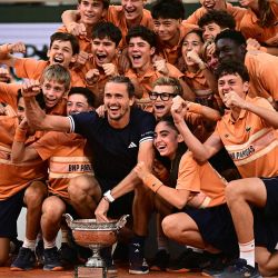 El alemán Alexander Zverev celebra con los recogepelotas tras ganar la final individual masculina del Abierto de Francia contra el italiano Flavio Cobolli en la jornada 15 del torneo, disputada en la pista Philippe-Chatrier del complejo Roland-Garros de París. | Foto:JULIEN DE ROSA / AFP