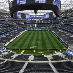 El césped natural ya instalado se puede apreciar en el Estadio de Los Ángeles (anteriormente llamado Estadio SoFi) antes de la Copa Mundial de la FIFA 2026. | Foto:Patrick T. Fallon / AFP
