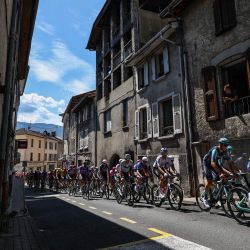 El ciclista español Pello Bilbao, del equipo Bahrain Victorious, lidera el pelotón a su paso por la localidad de Tullins durante la segunda etapa del Tour Auvergne-Rhone-Alpes, un recorrido de 234,3 km entre Saint-Martin-Le-Vinoux, en los Alpes franceses. | Foto:ANNE-CHRISTINE POUJOULAT / AFP