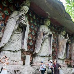 Imagen de personas visitando el área escénica de los Grabados Rupestres de Dazu, en el distrito de Dazu de la municipalidad de Chongqing, en el suroeste de China. El área escénica de los Grabados Rupestres de Dazu, inscrito como Patrimonio Mundial de la Unesco en 1999, ha recibido más de un millón de visitantes entre enero y mayo de este año. | Foto:Xinhua/Liu Chan