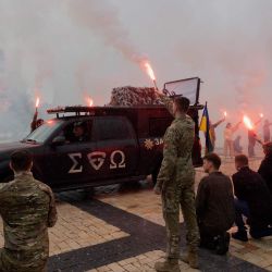 Los dolientes portan bengalas de humo durante la ceremonia fúnebre de Yaroslav Varnak, un militar de 23 años que murió en combate en Kiev, en medio de la invasión rusa de Ucrania. | Foto:TETIANA DZHAFAROVA / AFP