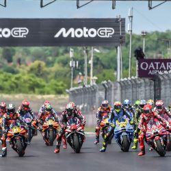 Los pilotos toman la salida en la sesión de sprint en el circuito Balaton Park de Balatonfokajar, Hungría, antes del Gran Premio de Hungría de MotoGP. | Foto:FERENC ISZA / AFP