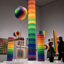 Los visitantes observan las exhibiciones en la sala "Superficies de color" durante la presentación previa de una exposición dedicada al fallecido artista argentino Julio Le Parc, en la Tate Modern de Londres. La exposición "Julio Le Parc: Luz. Color. Acción" es la primera gran retrospectiva en un museo británico del argentino, uno de los referentes del arte cinético y óptico del siglo XX, pionero en el uso de la luz, el movimiento y la participación del espectador. | Foto:Richard A. Brooks / AFP