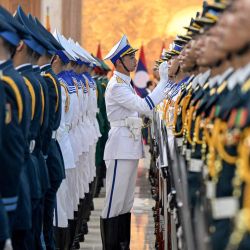 Miembros de la guardia de honor se preparan para la ceremonia de bienvenida a la visita del primer ministro de Laos, Sonexay Siphandone, a la sede del gobierno en Hanói, Vietnam. | Foto:NHAC NGUYEN / POOL / AFP