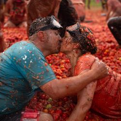 Una pareja se besa durante el XVI Festival de la Lucha del Tomate, conocido como "Tomatina", en Sutamarchan, departamento de Boyacá, Colombia. | Foto:ESTEBAN VEGA LA-ROTTA / AFP