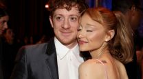 Ariana Grande y Ethan Slater