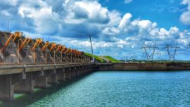 La nueva central se construye sobre el brazo Aña Cuá del río Paraná y contará con tres turbinas de 90 MW cada una, que aportarán 270 MW adicionales al Complejo Hidroeléctrico Yacyretá.