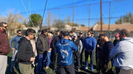 Las capacitaciones incluyen clínicas de Fly Cast, talleres de atado de moscas, cursos de entomología aplicada, lectura de aguas, seguridad en ambientes naturales y conceptos vinculados a la ética y conservación de los recursos pesqueros.