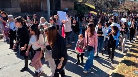 Cinco familias denunciantes y una nueva marcha: piden imputar al acusado de abusos en Carlos Paz y frenar su salida del país