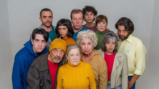  Espejos de la incomunicación urbana: Andrés Bazzalo indaga en las grietas de las relaciones humanas con Caricias