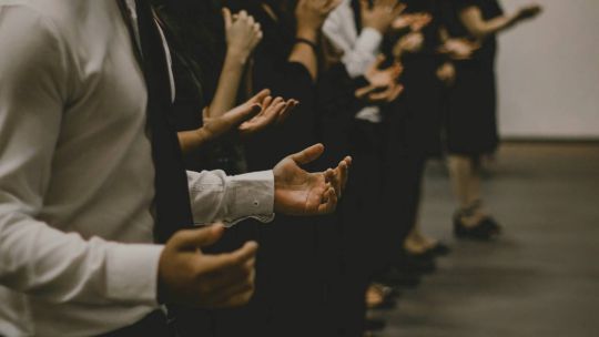 La fe de los argentinos se transforma: menos católicos, más 