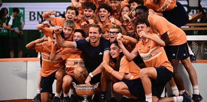 El alemán Alexander Zverev celebra con los recogepelotas tras ganar la final individual masculina del Abierto de Francia contra el italiano Flavio Cobolli en la jornada 15 del torneo, disputada en la pista Philippe-Chatrier del complejo Roland-Garros de París.