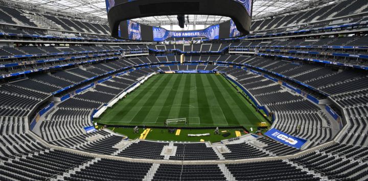 El césped natural ya instalado se puede apreciar en el Estadio de Los Ángeles (anteriormente llamado Estadio SoFi) antes de la Copa Mundial de la FIFA 2026.