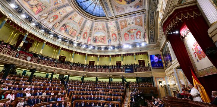 El papa León XIV pronuncia un discurso durante una sesión conjunta del Parlamento español en el Congreso de los Diputados en Madrid. El papa León XIV visita España del 6 al 12 de junio, con paradas en Madrid, Barcelona y las Islas Canarias, donde se reunirá con migrantes y organizaciones dedicadas a ayudarlos.