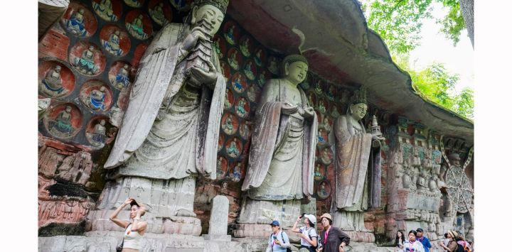 Imagen de personas visitando el área escénica de los Grabados Rupestres de Dazu, en el distrito de Dazu de la municipalidad de Chongqing, en el suroeste de China. El área escénica de los Grabados Rupestres de Dazu, inscrito como Patrimonio Mundial de la Unesco en 1999, ha recibido más de un millón de visitantes entre enero y mayo de este año.