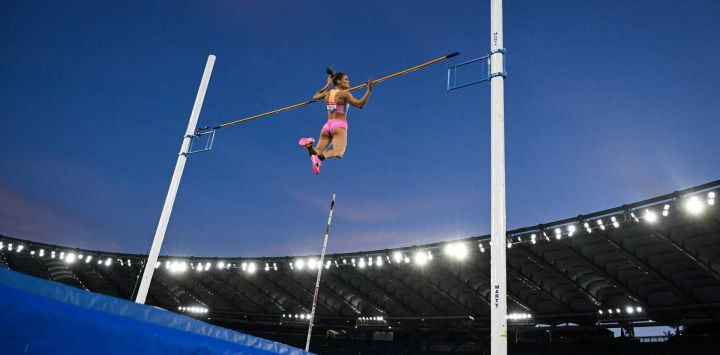 La australiana Nina Kennedy compite en la prueba de salto con pértiga femenino durante la reunión de atletismo de la Liga Diamante de la IAAF, en el Estadio Olímpico de Roma.
