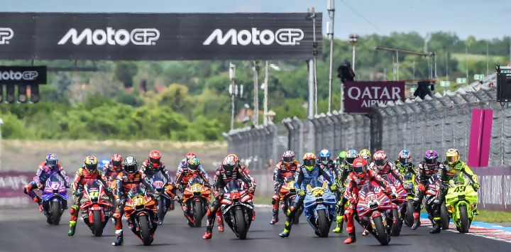 Los pilotos toman la salida en la sesión de sprint en el circuito Balaton Park de Balatonfokajar, Hungría, antes del Gran Premio de Hungría de MotoGP.