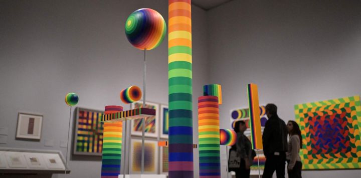 Los visitantes observan las exhibiciones en la sala "Superficies de color" durante la presentación previa de una exposición dedicada al fallecido artista argentino Julio Le Parc, en la Tate Modern de Londres. La exposición "Julio Le Parc: Luz. Color. Acción" es la primera gran retrospectiva en un museo británico del argentino, uno de los referentes del arte cinético y óptico del siglo XX, pionero en el uso de la luz, el movimiento y la participación del espectador.