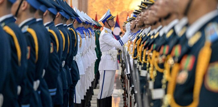 Miembros de la guardia de honor se preparan para la ceremonia de bienvenida a la visita del primer ministro de Laos, Sonexay Siphandone, a la sede del gobierno en Hanói, Vietnam.