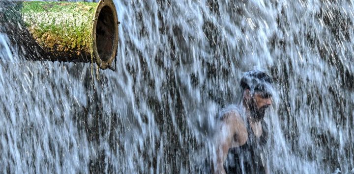 Un hombre se refresca en el agua de un arroyo durante un caluroso día de verano en las afueras de Islamabad. El Departamento Meteorológico de Pakistán pronosticó un clima cálido y seco en la mayor parte del país, con temperaturas máximas registradas de 46 grados centígrados en la provincia sureña de Sindh.